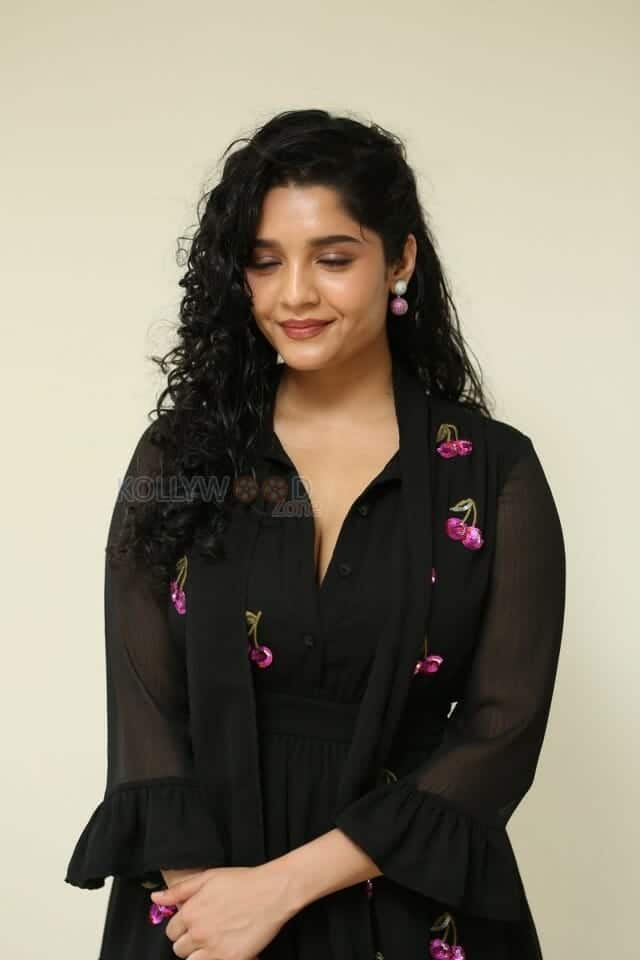 Actress Ritika Singh at In Car Movie Press Meet Pictures 22