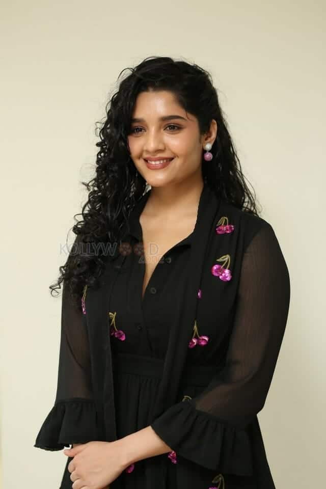 Actress Ritika Singh at In Car Movie Press Meet Pictures 23