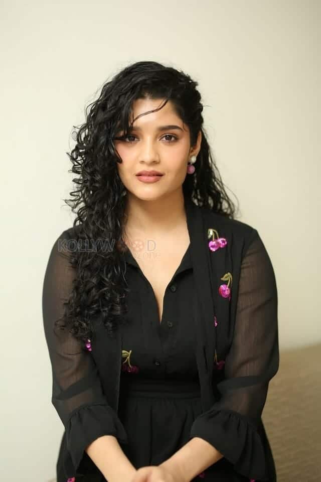 Actress Ritika Singh at In Car Movie Press Meet Pictures 28