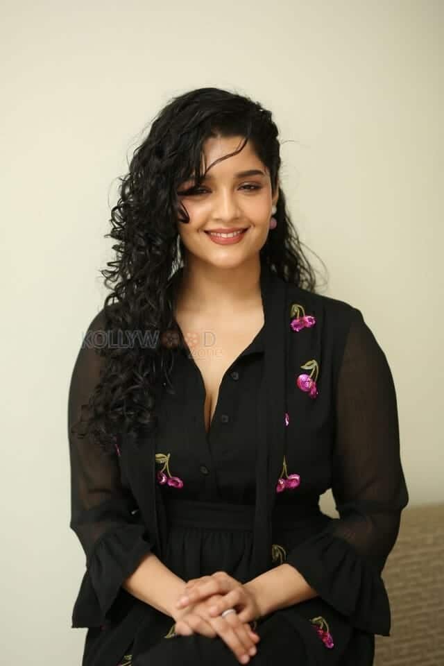 Actress Ritika Singh at In Car Movie Press Meet Pictures 30