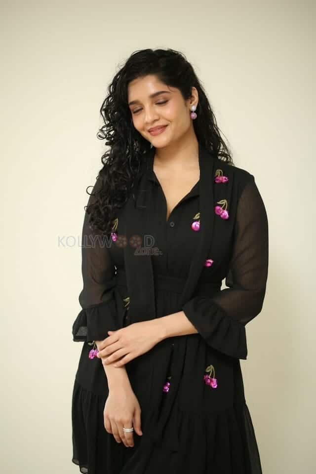 Actress Ritika Singh at In Car Movie Press Meet Pictures 32