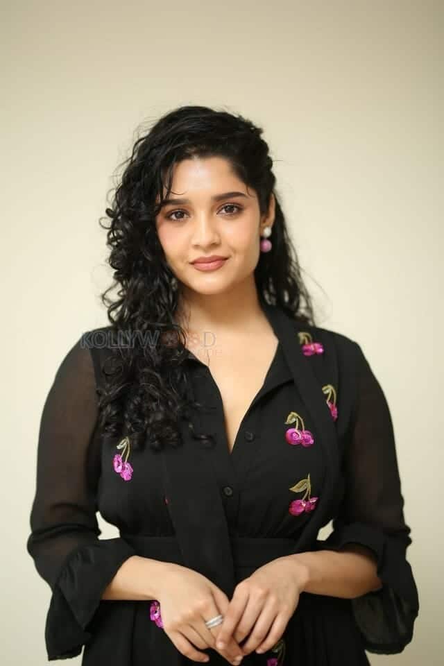 Actress Ritika Singh at In Car Movie Press Meet Pictures 33