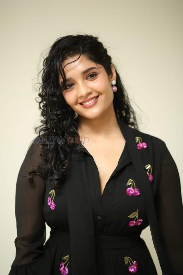 Actress Ritika Singh at In Car Movie Press Meet Pictures 36