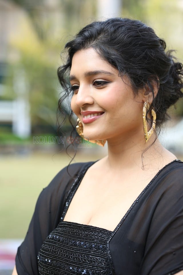 Actress Ritika Singh at Valari Trailer Launch Photos 20