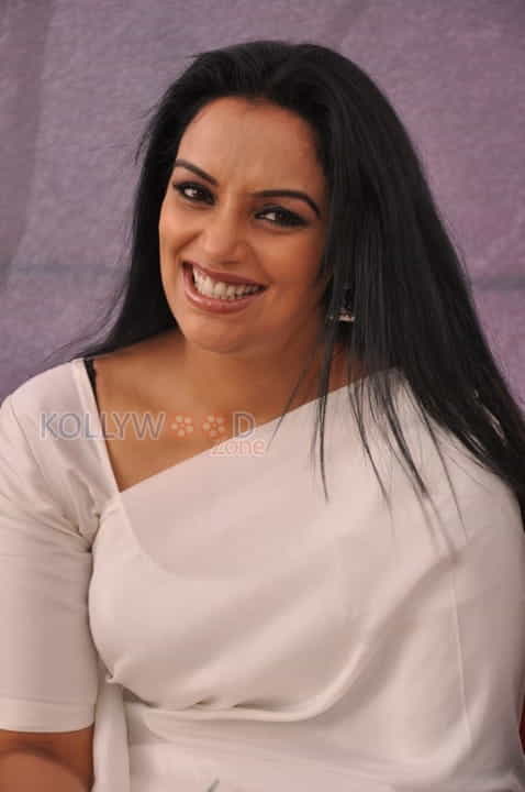 Actress Shweta Menon White Saree Stills 11