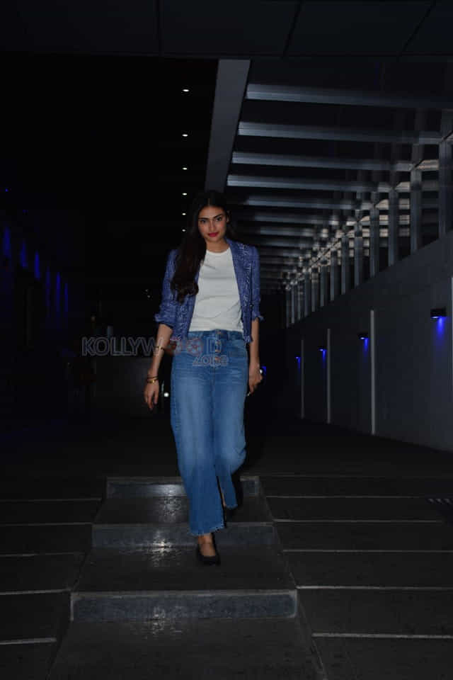 Athiya Shetty Spotted At Hakkasan In Bandra 03