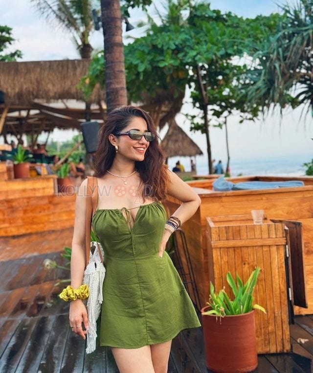 Beautiful Damsel Ruhani Sharma in a Green Bodycon Mini Dress Pictures 02