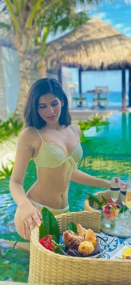 Bold Actress Sakshi Malik Sexy Stills 09