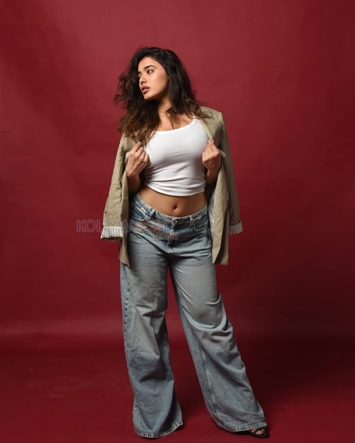 Busty Ketika Sharma Navel in a White Crop Top and Blue Denim Jeans Photos 01