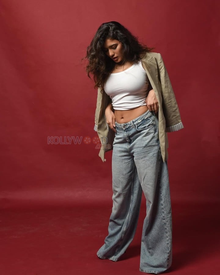 Busty Ketika Sharma Navel in a White Crop Top and Blue Denim Jeans Photos 02