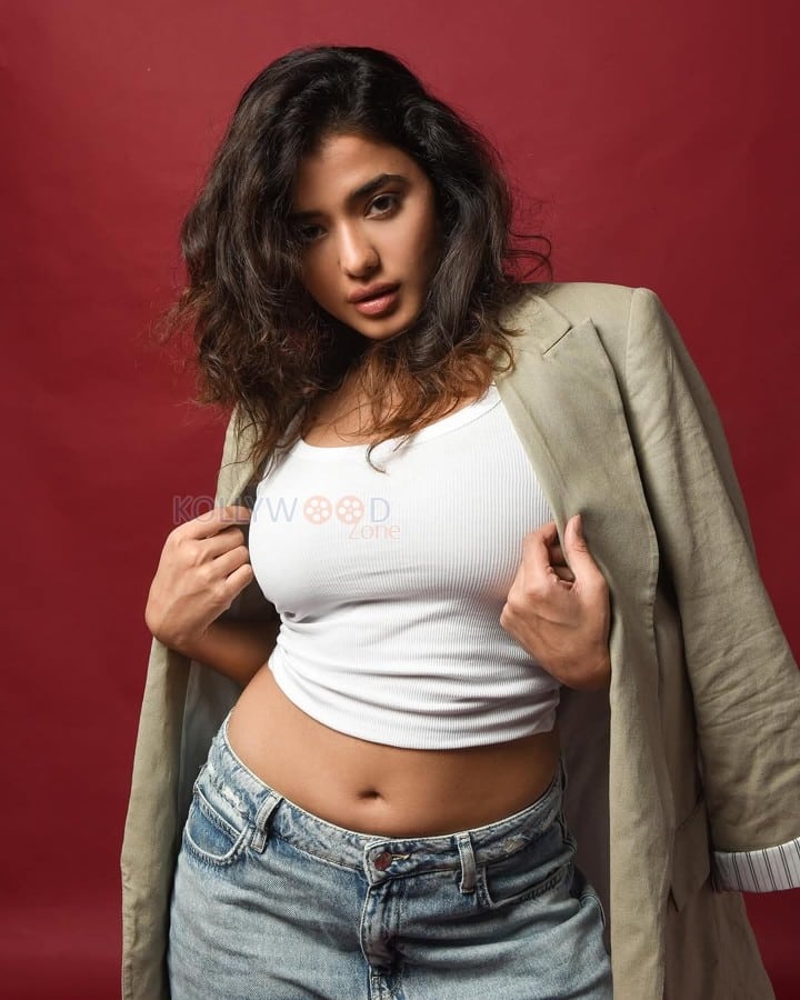 Busty Ketika Sharma Navel in a White Crop Top and Blue Denim Jeans Photos 03