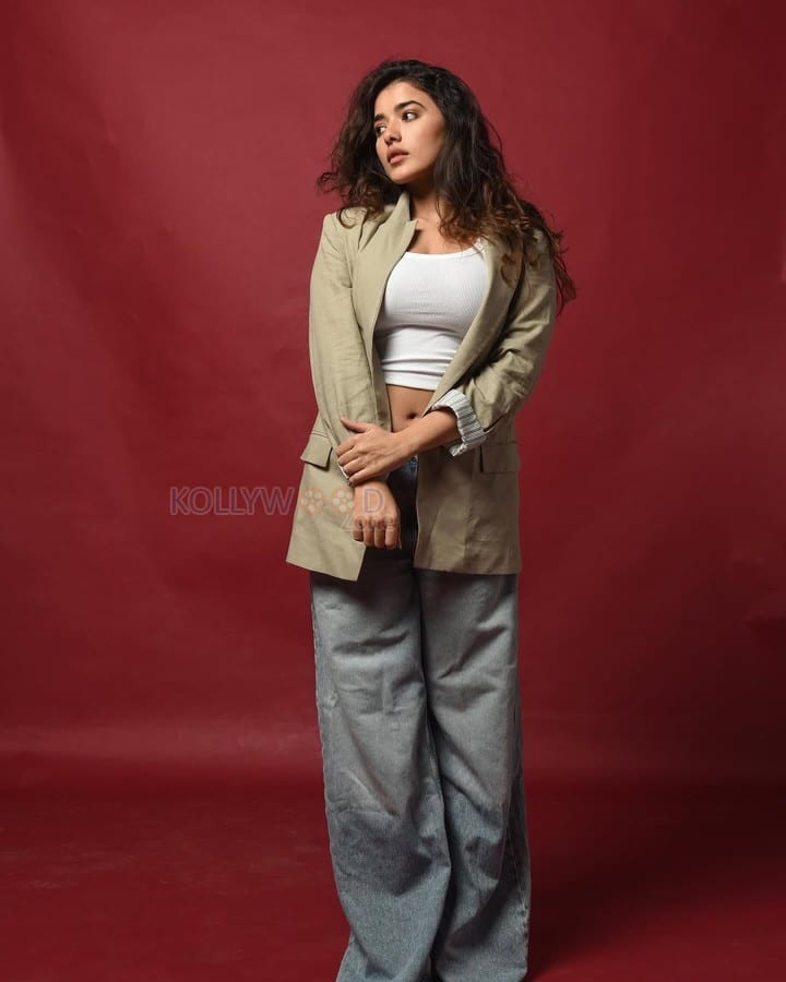 Busty Ketika Sharma Navel in a White Crop Top and Blue Denim Jeans Photos 04