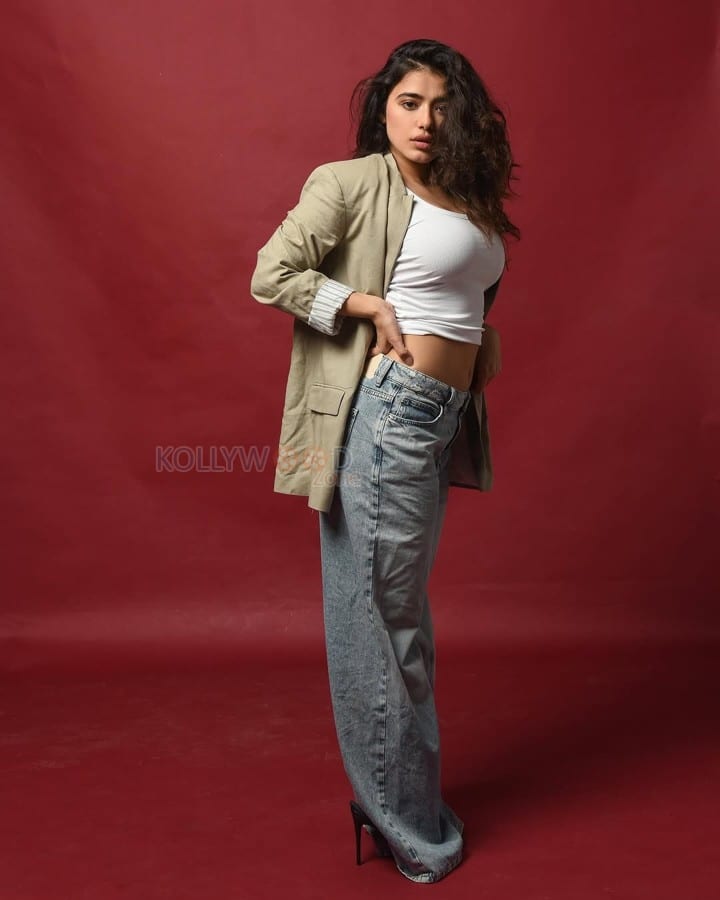 Busty Ketika Sharma Navel in a White Crop Top and Blue Denim Jeans Photos 05