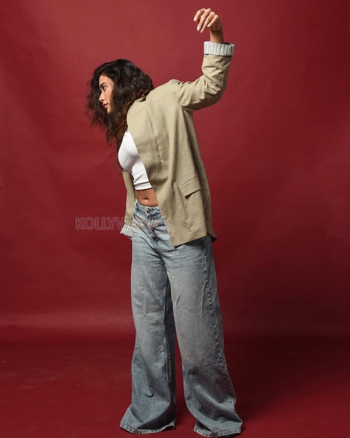 Busty Ketika Sharma Navel in a White Crop Top and Blue Denim Jeans Photos 07