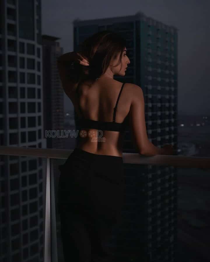 Captivating Erica Fernandez in Black Bra Photos 02