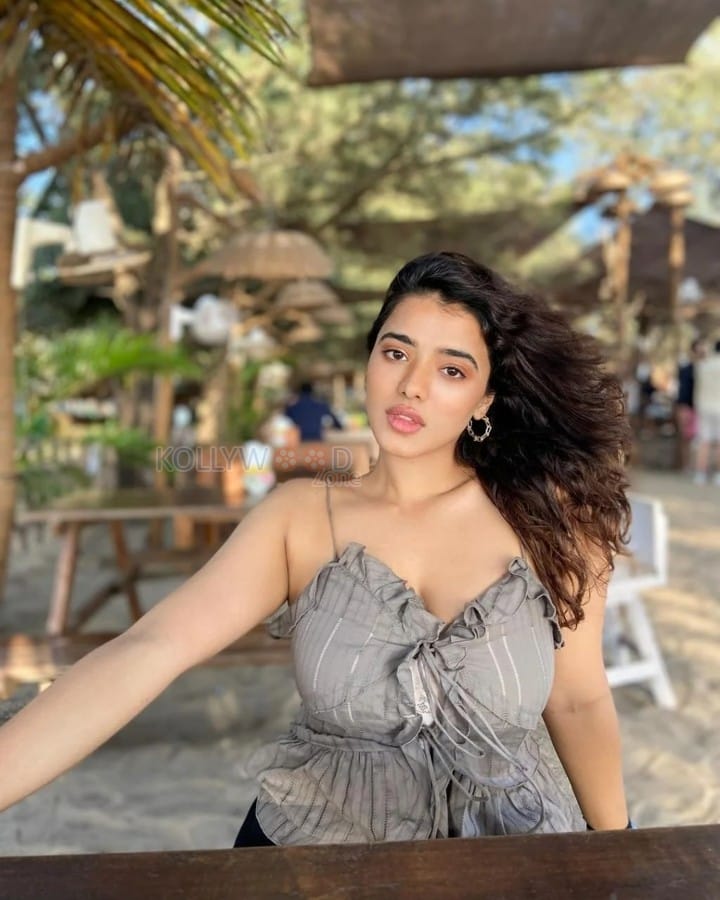 Curvy Beach Beauty Ketika Sharma in a Grey Top with Black Denim Pictures 01