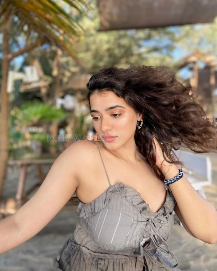 Curvy Beach Beauty Ketika Sharma in a Grey Top with Black Denim Pictures 03