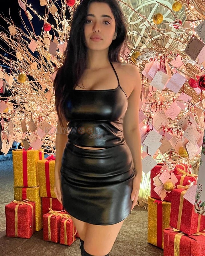Dazzling Ketika Sharma in a Black Leather Mini Dress Photos 01