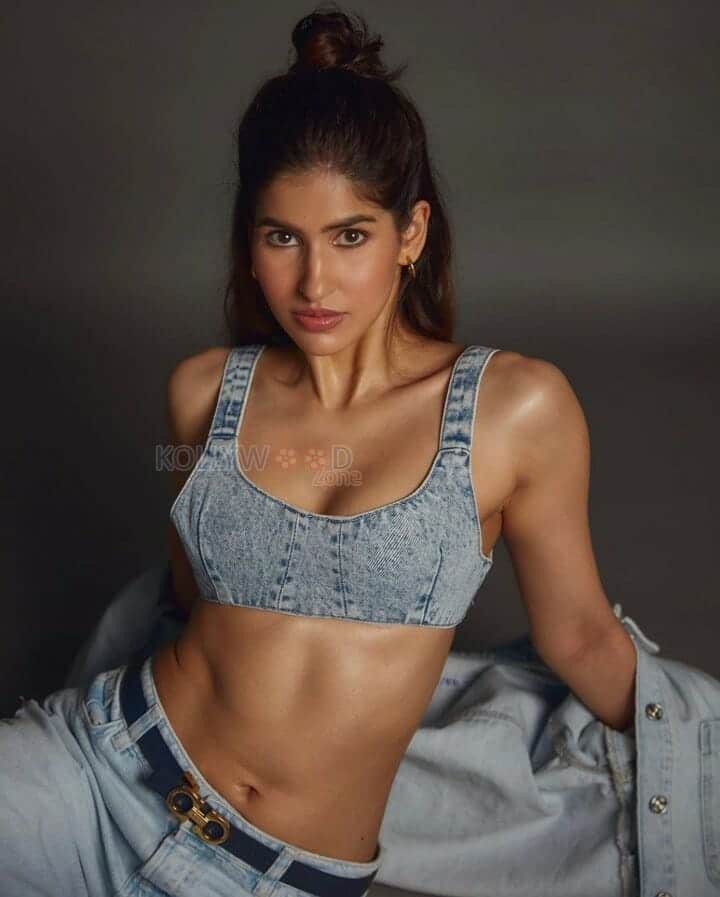 Fit Sakshi Malik Navel Photos 01