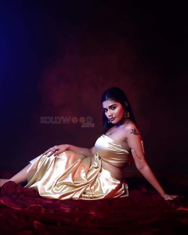 Glamorous Dharsha Gupta in a Golden Saree with Strapless Blouse Photos 04