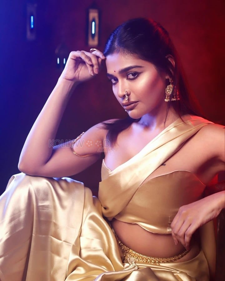 Glamorous Dharsha Gupta in a Golden Saree with Strapless Blouse Photos 08