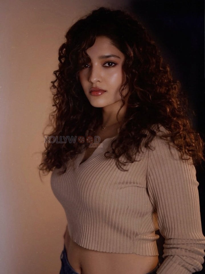 Gorgeous Ritika Singh in a Half Sleeve Light Brown Crop Top Pictures 02