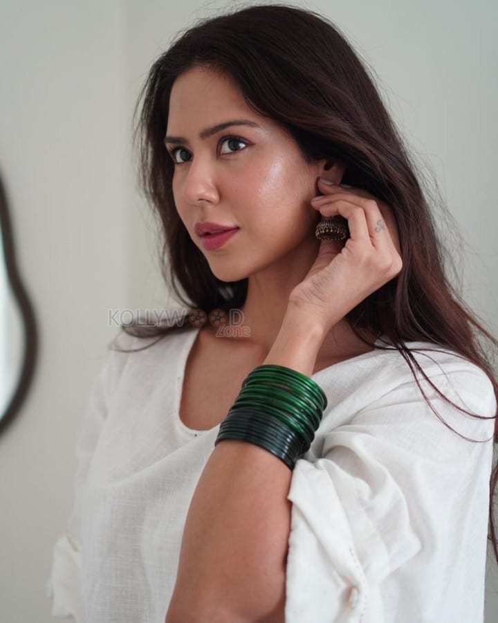 Gorgeous Sonam Bajwa in a White Kurta Photos 01
