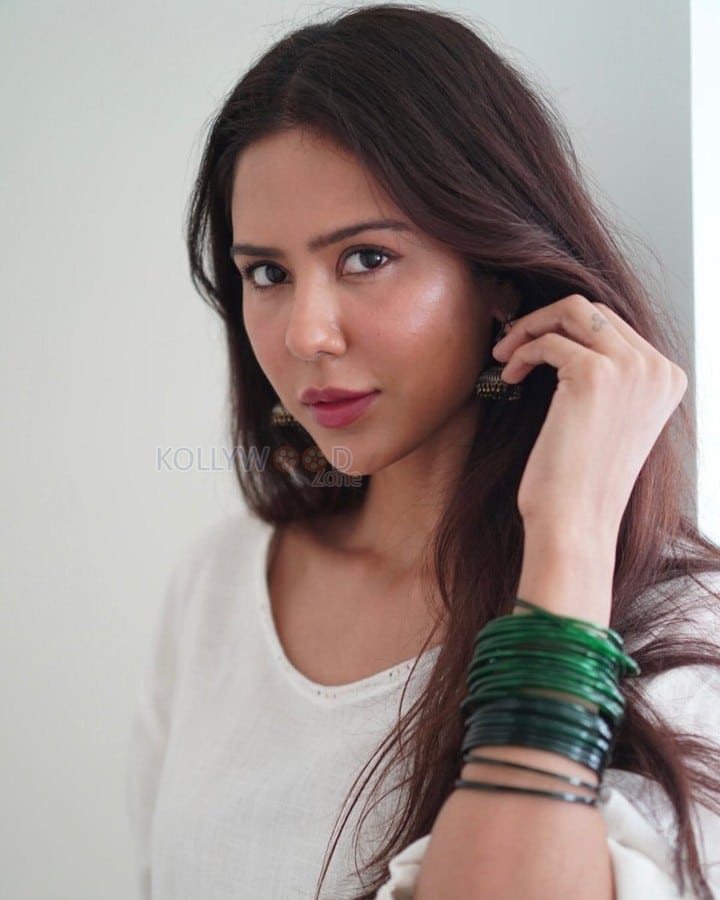 Gorgeous Sonam Bajwa in a White Kurta Photos 02