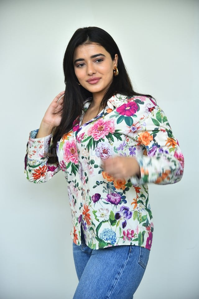 Heroine Ketika Sharma at Single Movie Interview Pictures 02