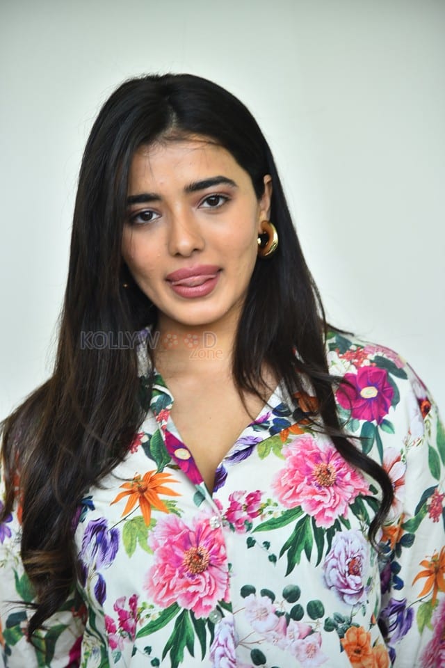 Heroine Ketika Sharma at Single Movie Interview Pictures 04