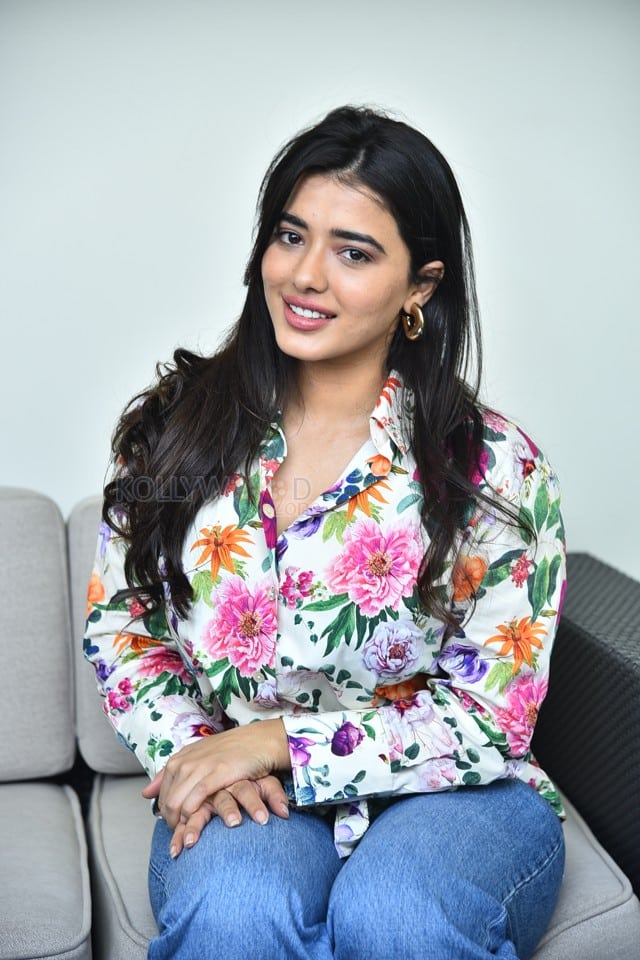 Heroine Ketika Sharma at Single Movie Interview Pictures 12