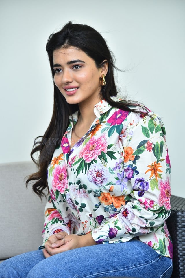 Heroine Ketika Sharma at Single Movie Interview Pictures 14