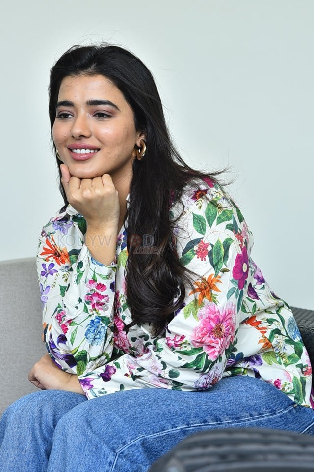 Heroine Ketika Sharma at Single Movie Interview Pictures 16