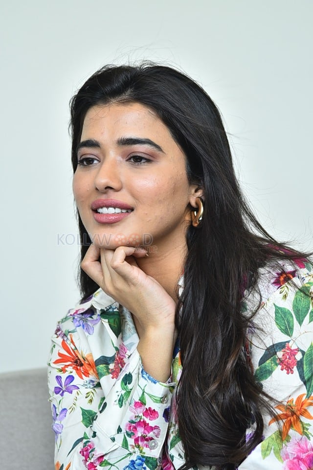 Heroine Ketika Sharma at Single Movie Interview Pictures 17