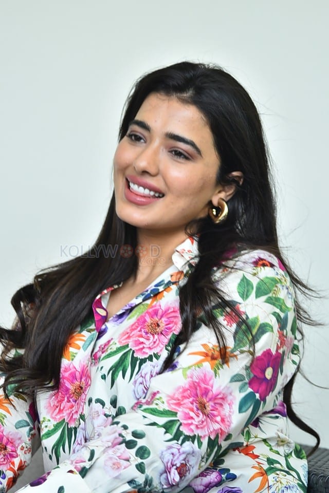 Heroine Ketika Sharma at Single Movie Interview Pictures 18