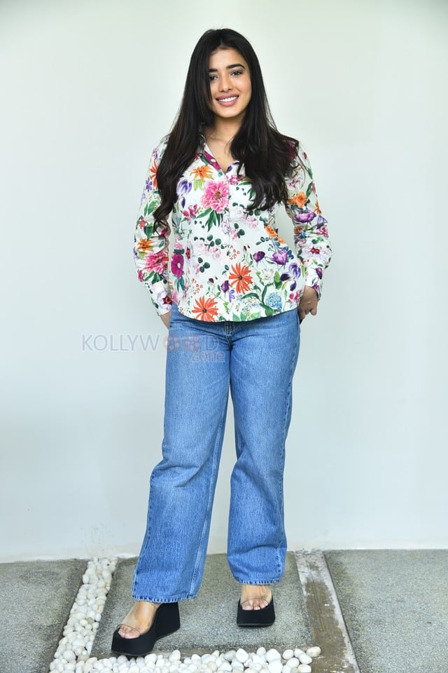 Heroine Ketika Sharma at Single Movie Interview Pictures 20