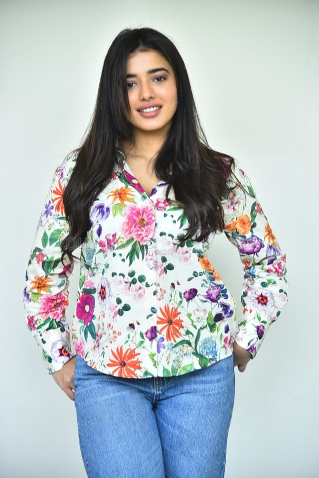 Heroine Ketika Sharma at Single Movie Interview Pictures 21