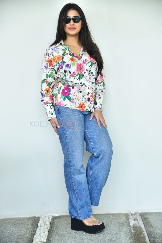 Heroine Ketika Sharma at Single Movie Interview Pictures 25