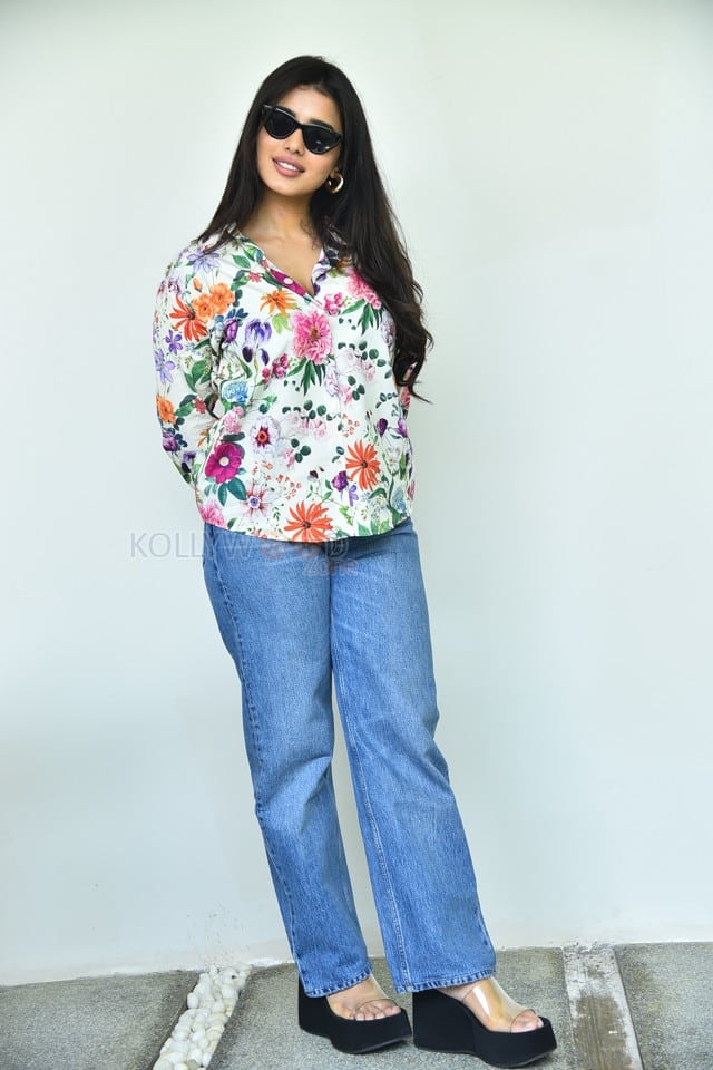 Heroine Ketika Sharma at Single Movie Interview Pictures 27