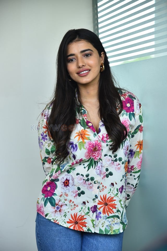 Heroine Ketika Sharma at Single Movie Interview Pictures 28