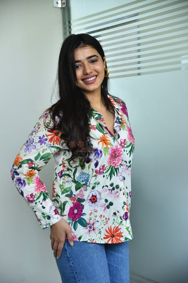 Heroine Ketika Sharma at Single Movie Interview Pictures 29