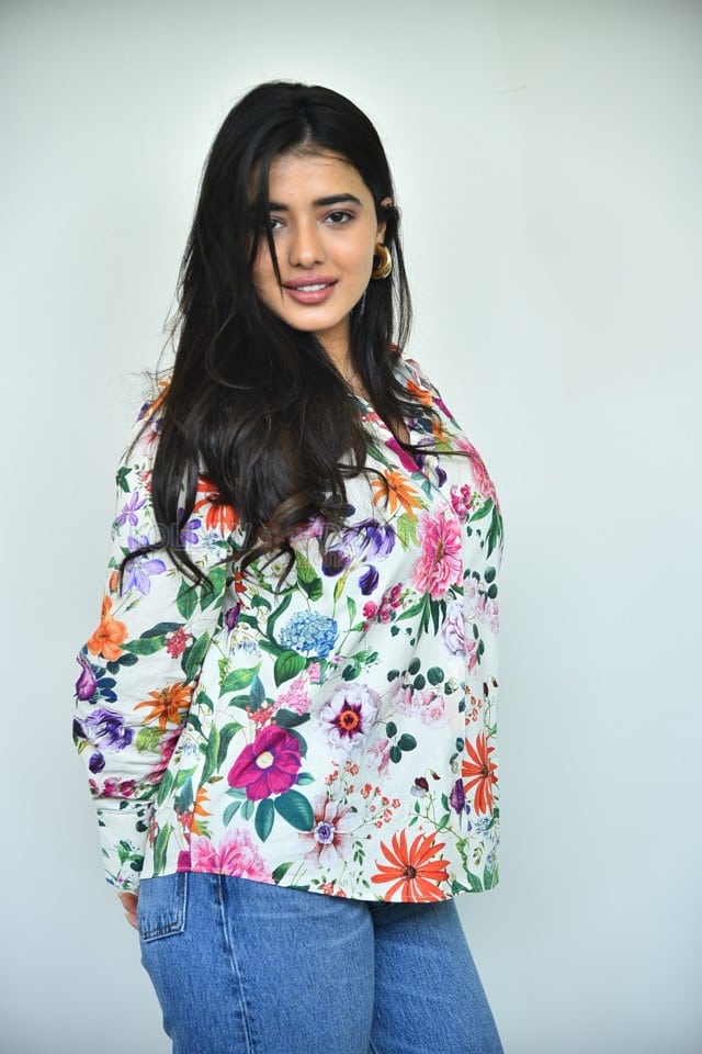 Heroine Ketika Sharma at Single Movie Interview Pictures 32