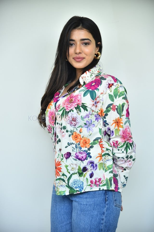 Heroine Ketika Sharma at Single Movie Interview Pictures 33