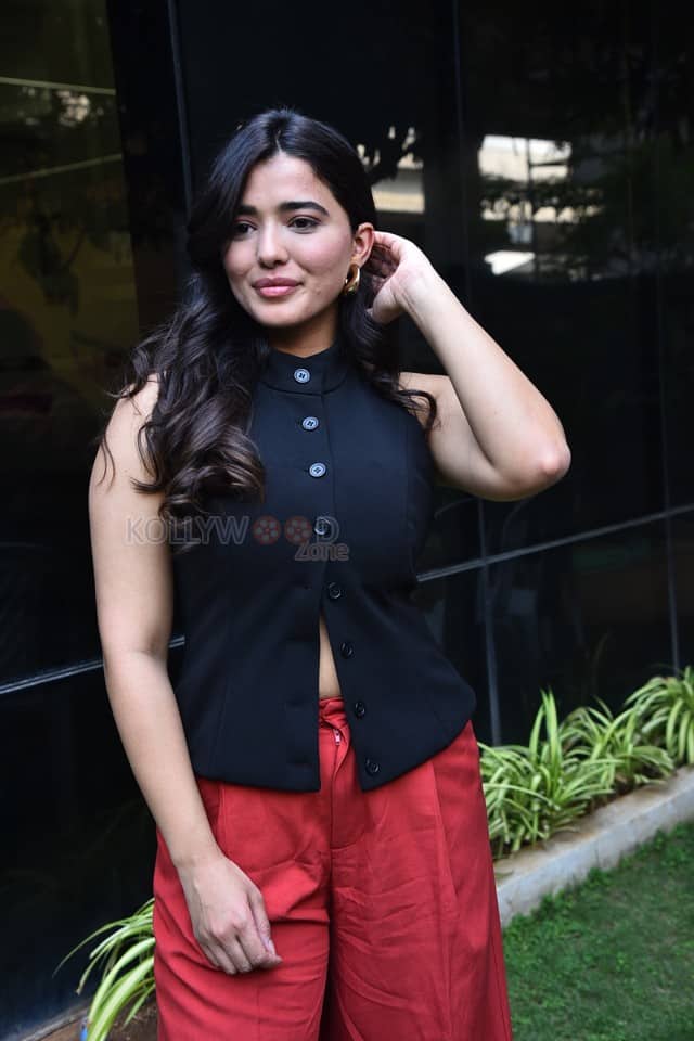 Heroine Ketika Sharma at Single Movie Success Meet Photos 22