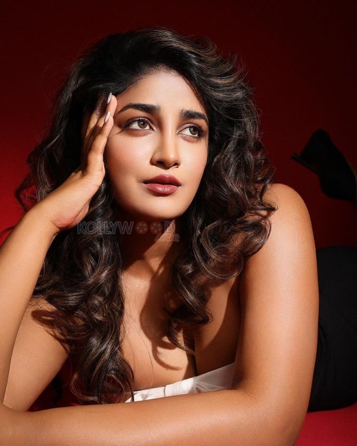 Hot Retro Beauty Dimple Hayathi in a Black Off Shoulder Bodycon Dress with a White Strap Photos 01