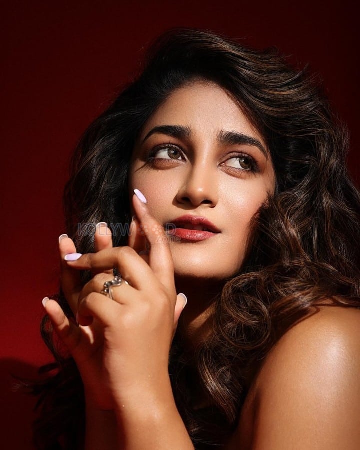 Hot Retro Beauty Dimple Hayathi in a Black Off Shoulder Bodycon Dress with a White Strap Photos 02