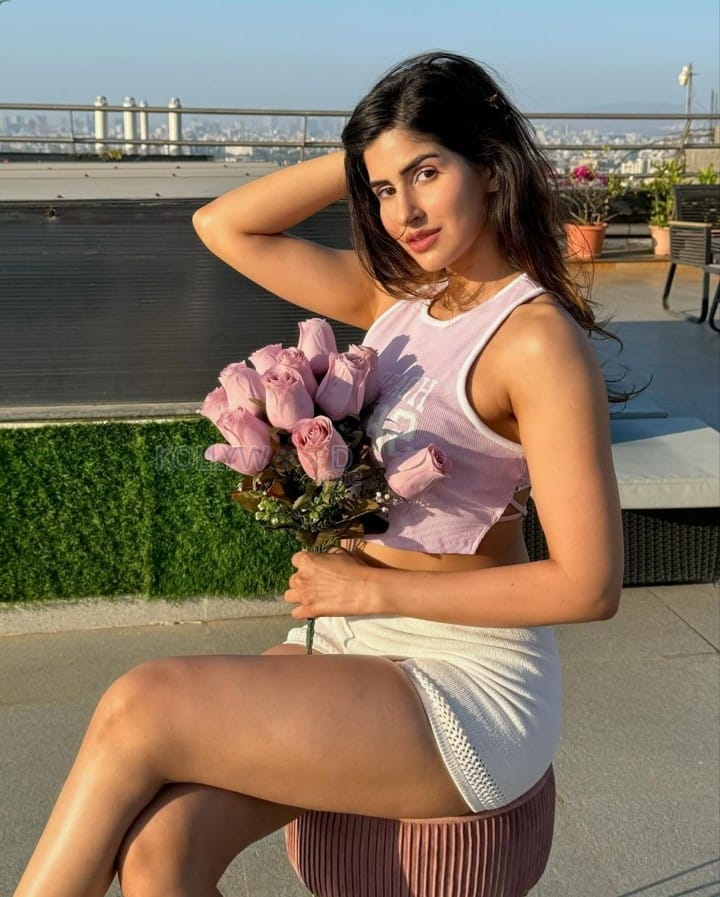 Hot Sakshi Malik in Short Pink Top and Shorts Pictures 01