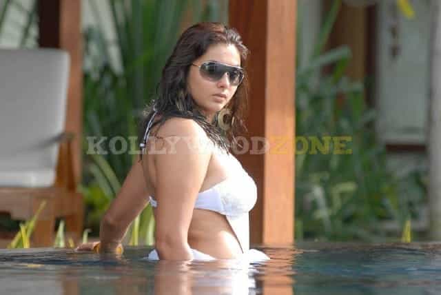 Hot Sexy Namitha Stills 103