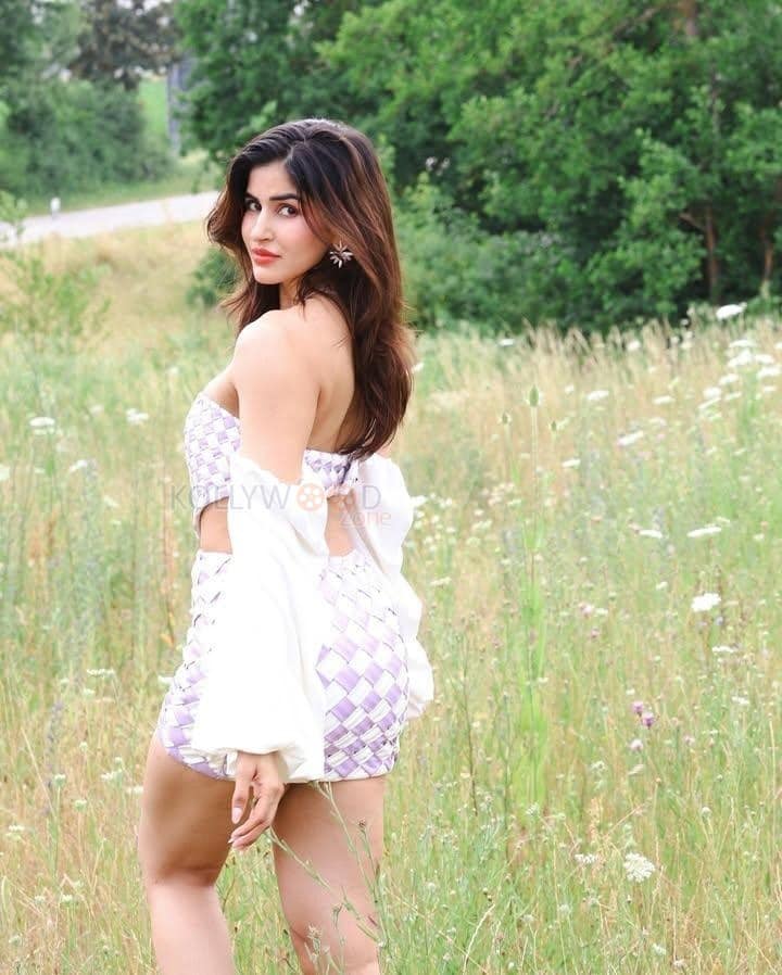 Hot and Sexy Sakshi Malik in a Lilac Off Shoulder Top with a Mini Skirt Photos 03