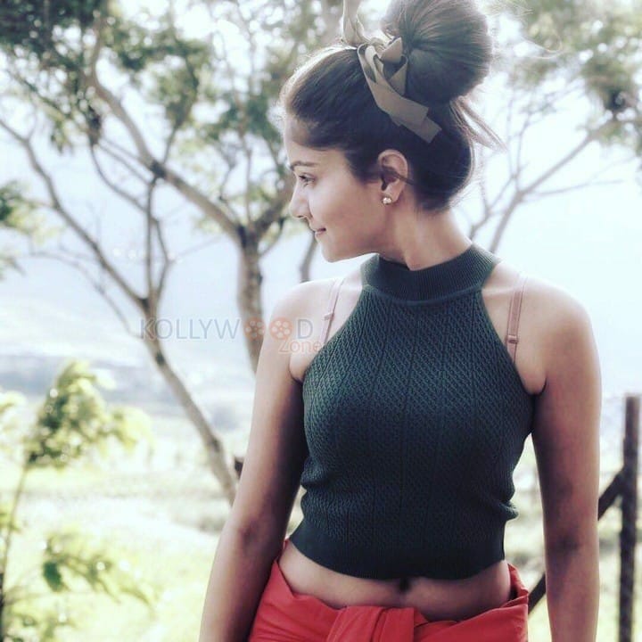 Indian Actress Rubina Dilaik Candid Photos 06